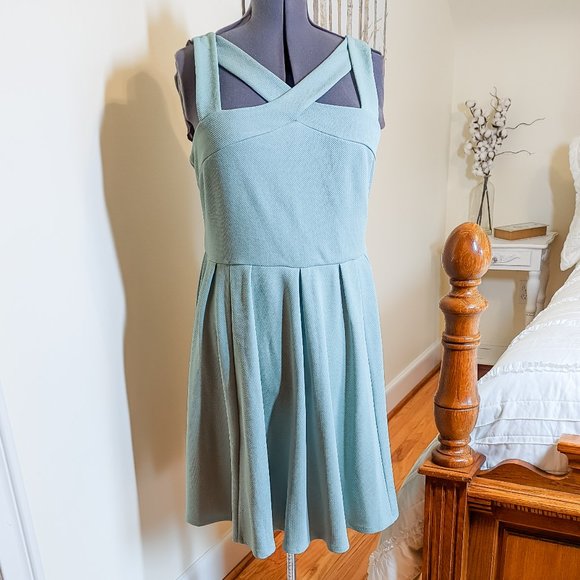 ~*NWT Torrid Sage Green Textured Crossfront Skater Dress - Size 2X - Picture 1 of 13